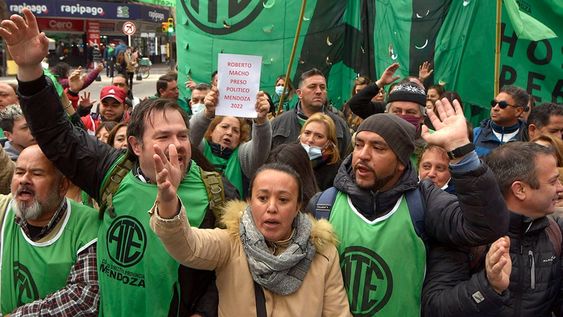 “Volvemos a la Justicia para exigirle al gobierno provincial el pago de los sueldos en tiempo y forma”, señaló en declaraciones a Télam el secretario general de la Seccional San Luis de ATE, Fernando Gatica. Foto: Orlando Pelichotti / Los Andes