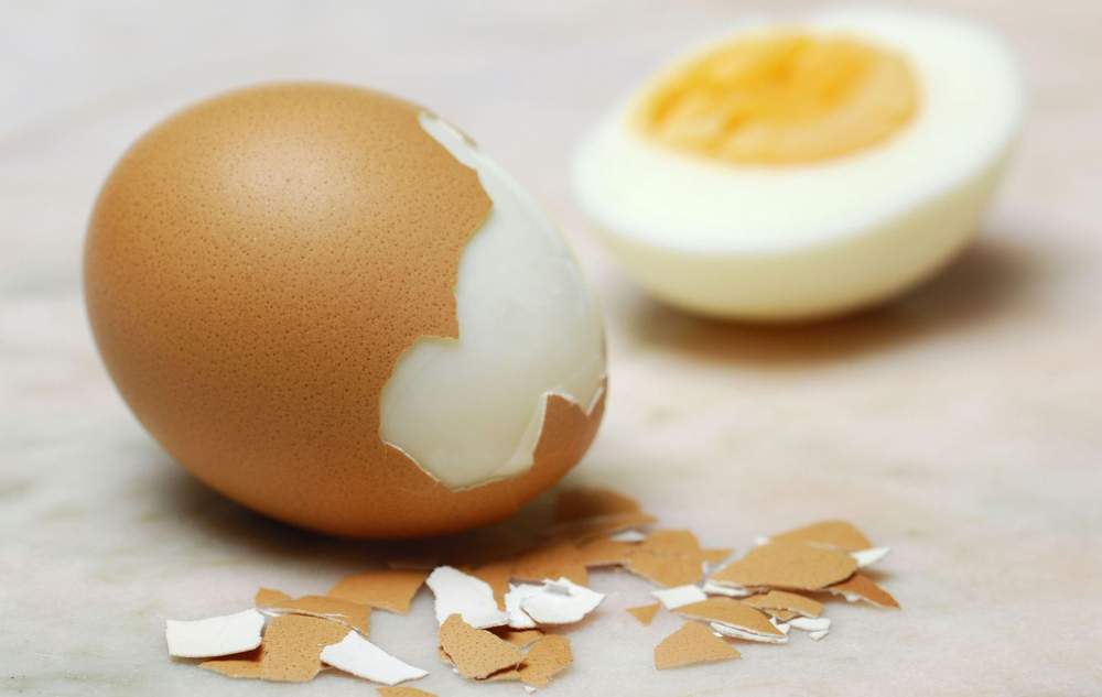 Trucos de cocina para que los huevos se pelen fácil en recetas.