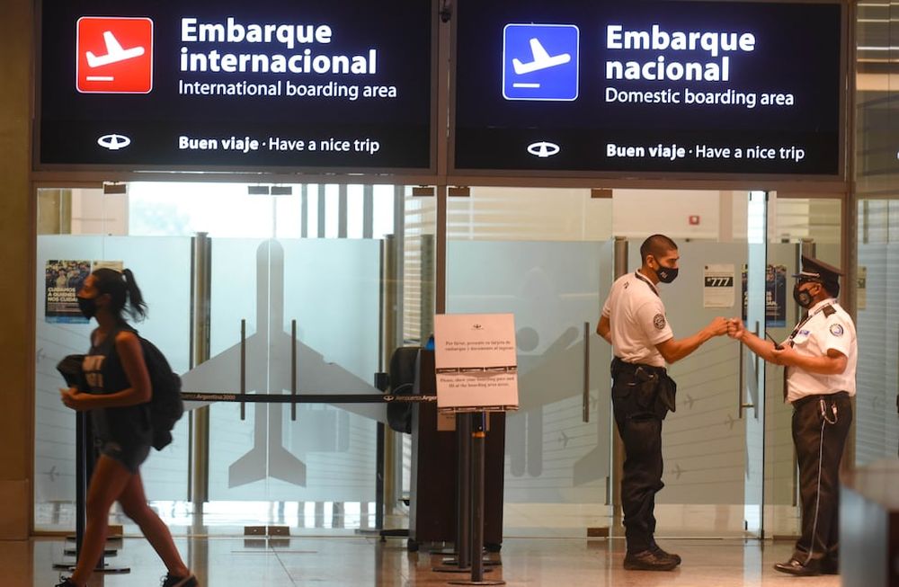 Los turistas extranjeros podrán ingresar libremente a la Argentina si presentan el esquema completo de vacunación y un PCR negativo. - Los Andes