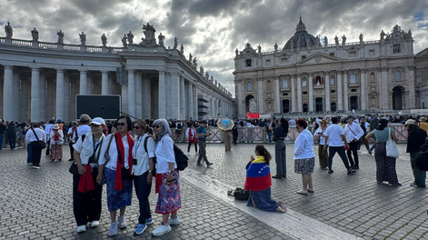 El relato de un mendocino desde Plaza San Pedro con los detalles del primer día de fumata negra. Foto: Gentileza
