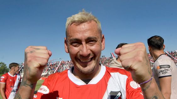 Rubens Sambueza festejó su sexto gol en el torneo, con los camiseta del Cruzado. Fue de penal y, con ello aseguró el pasaje a semifinales del Deportivo Maipú. Foto: Orlando Pelichotti