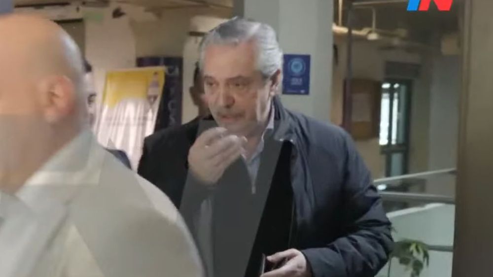 Con custodia, Alberto Fernández evitó a la prensa y votó a las apuradas: Vine a defender la democracia, solo eso