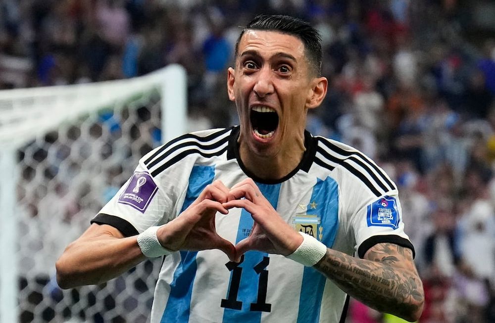 ARCHIVO - Ángel Di María celebra tras marcar el segundo gol de Argentina en la final del Mundial 2022 ante Francia en el estadio Lusail, el 18 de diciembre de 2022, en Lusail, Qatar. (AP Foto/Natacha Pisarenko)
