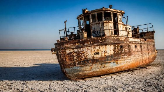 El mar de Aral es en realidad un lago salado de tipo endorreico (sin salida al mar).