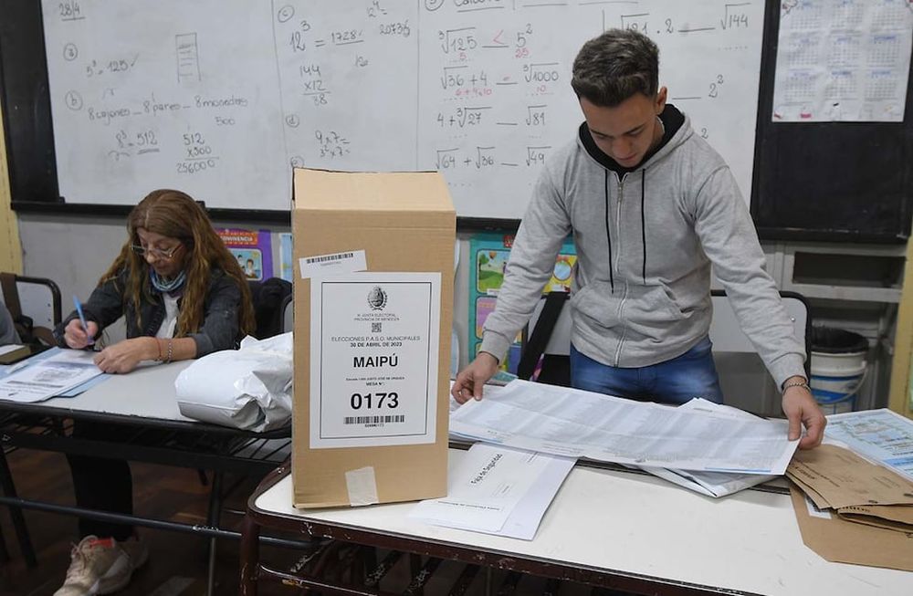 Presidente y fiscales de mesa en la escuela Justo José de urquiza del departamento de Maipú, organizan urna, boleta única y dejan todo en condiciones para que los ciudadanos de Maipú puedan ingresar a votar.Foto:José Gutierrez / Los Andes