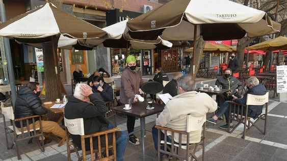 Los restaurantes y bares buscan estimular la vacunación y también la presencia de clientes. Un café de Peatonal Sarmiento con algunos clientes. | Foto Orlando Pelichotti