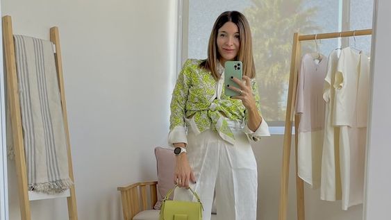 Agus de @cosa.de.mujeres con camisa anudada