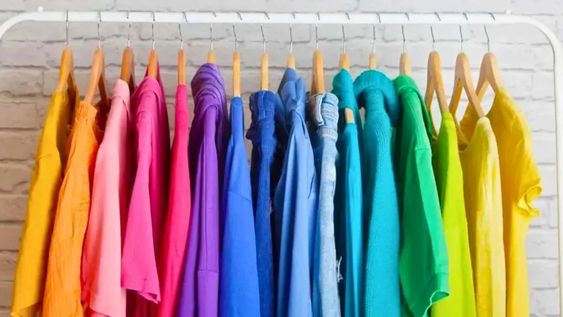 Combinar la ropa con estos colores fortalece la confianza personal y abre caminos hacia metas financieras y profesionales.