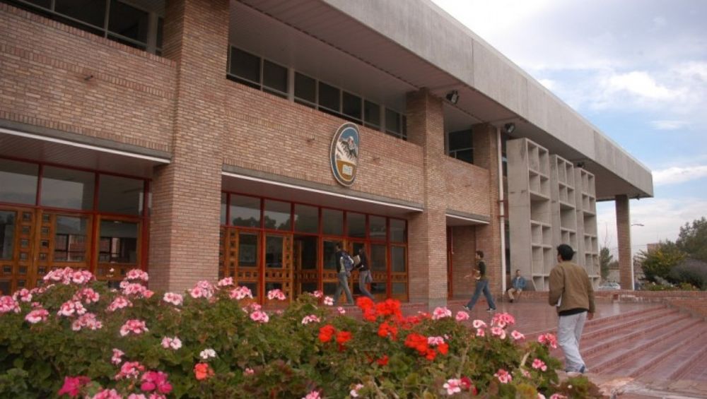La Facultad de Derecho de la UNCuyo otorgó una prórroga hasta 2027 para que más de 100 estudiantes puedan terminar la carrera con el plan de estudio de 1990.