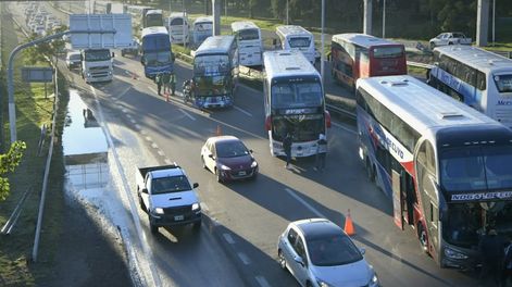 Operadores de transportes de larga distancia cortan el acceso a la Ciudad de Mendoza, dejando media calzada para la circulación de otros vehículos./Orlando Pelicchotti- Los Andes