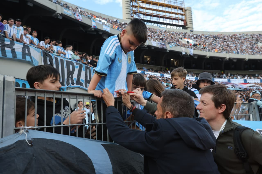 Los Andes en la despedida de Lionel Messi: todo el color de los hinchas de la Selección Argentina.