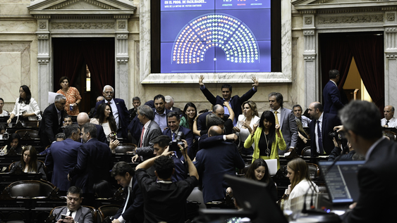 La Cámara de Diputados aprobó hoy, con el voto del oficialismo y los bloques dialoguistas, el DNU que autoriza al país a sellar un acuerdo con el FMI para reforzar reservas con el Banco Central. El dictamen que plasma el DNU 197/2025 se aprobó por 129 contra 108 votos y 6 abstenciones.