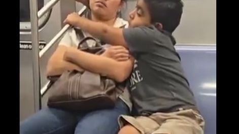 Un video grabado en el metro de Nueva York se volvió viral en redes sociales, especialmente en TikTok, al mostrar a un niño que, con ternura y cuidado, sostiene a su madre dormida