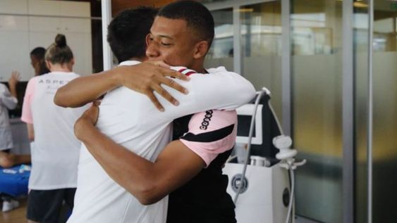 El abrazo entre Messi y PSG que recorre el mundo. / IG El abrazo entre Messi y PSG que recorre el mundo. / IG