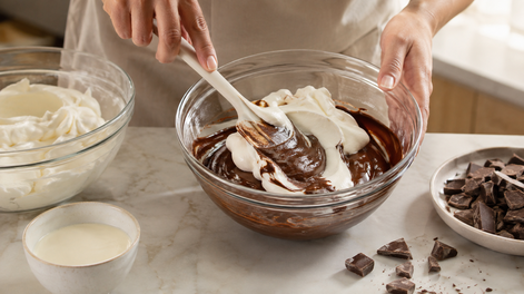 simplemente mezcla crema de leche con chocolate: el postre mas facil y delicioso