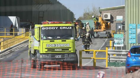Una de las naves industriales de la cristalería Verallia (Rayén Curá) se incendió este domingo, pero bomberos pudieron controlar rápidamente la situación. Foto: José Gutiérrez / Los Andes