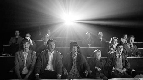 Los Andes | De izquierda a derecha, Caitriona Balfe, Jamie Dornan, Judi Dench, Jude Hill y Lewis McAskie en una escena de Belfast. (Rob Youngson/Focus Features vía AP)