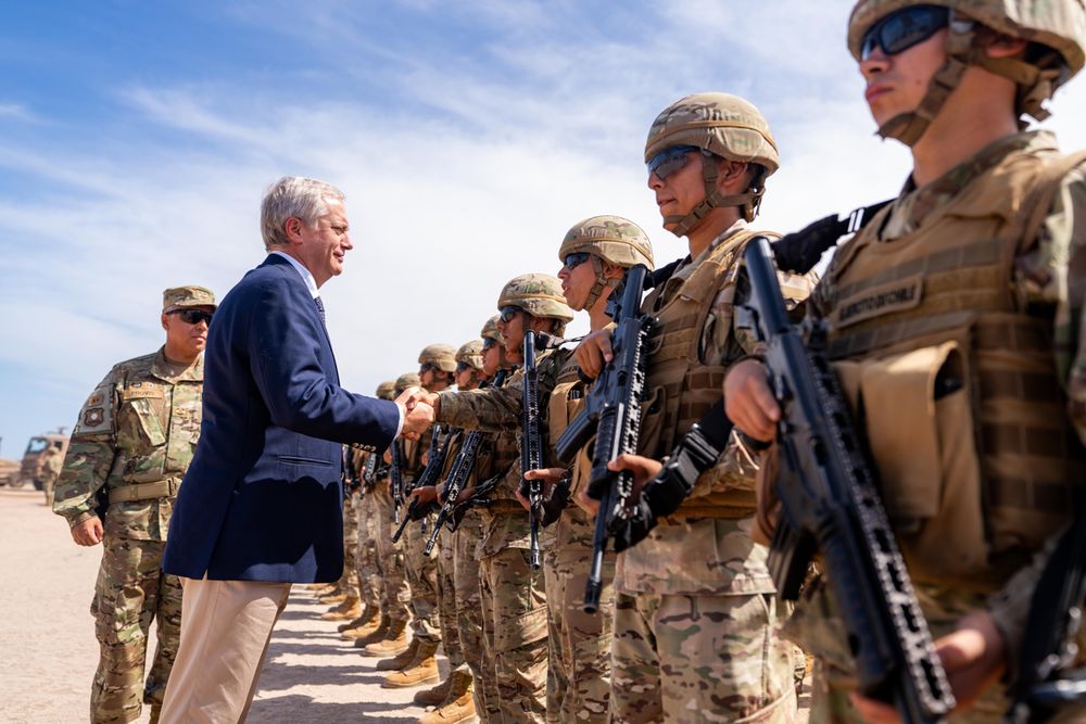 Fotografía cedida por Presidencia de Chile que muestra al mandatario, José Antonio Kast, saludando a militares en el punto de Observación Fronteriza en el complejo Chacalluta, en Arica&nbsp;