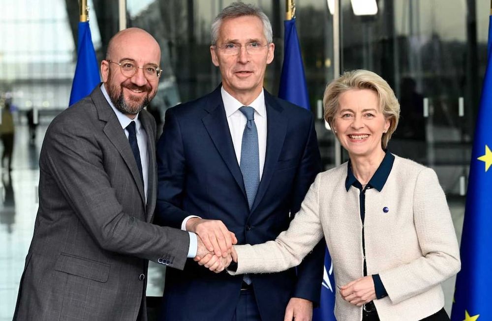 Ursula von der Leyen, presidenta de la Comisión Europea (dcha.), Jens Stoltenberg, secretario general de la OTAN, y Charles Michel (izqda.), presidente del Consejo Europeo.