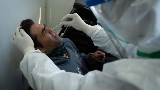 Covid-19. Hasta el momento hay 1.985.501 positivos en el país y 49.398 personas fallecidas desde el inicio de la pandemia. Foto: Ignacio Blanco / Los Andes