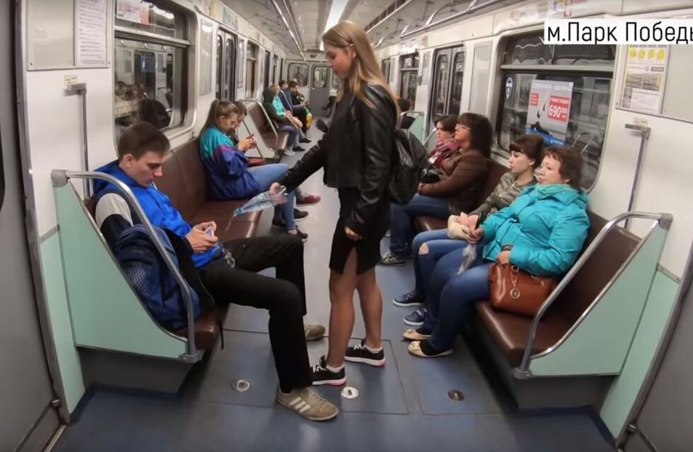 Feministas le tiran lavandina a los hombres que abren mucho las piernas en el subte