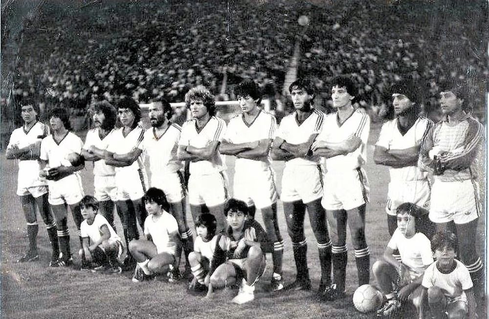 El plantel de Hurac&aacute;n (LH) que en 1985 afront&oacute; el Torneo Nacional, llevando los colores del Globo a la m&aacute;xima competencia del f&uacute;tbol argentino.