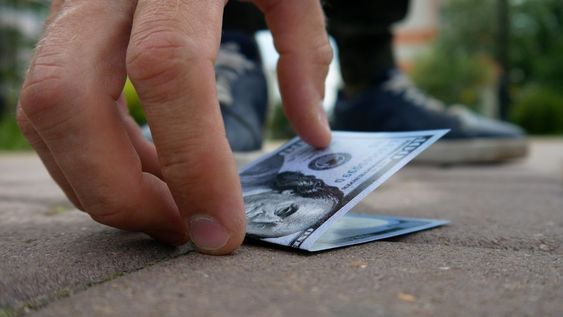 Encontrar dinero en el piso no es un hecho casual para la filosofía del Feng Shui, aunque hay que seguir algunos pasos para atraer prosperidad.