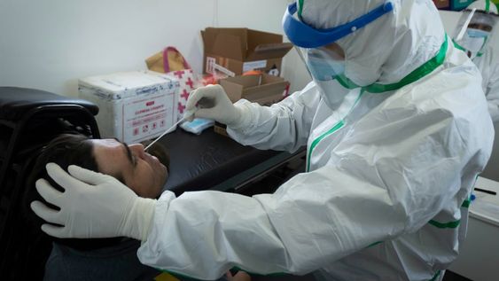 La red de laboratorios provincial informó que ayer realizó 178 determinaciones y 162 dieron negativo. Foto: Ignacio Blanco / Los Andes