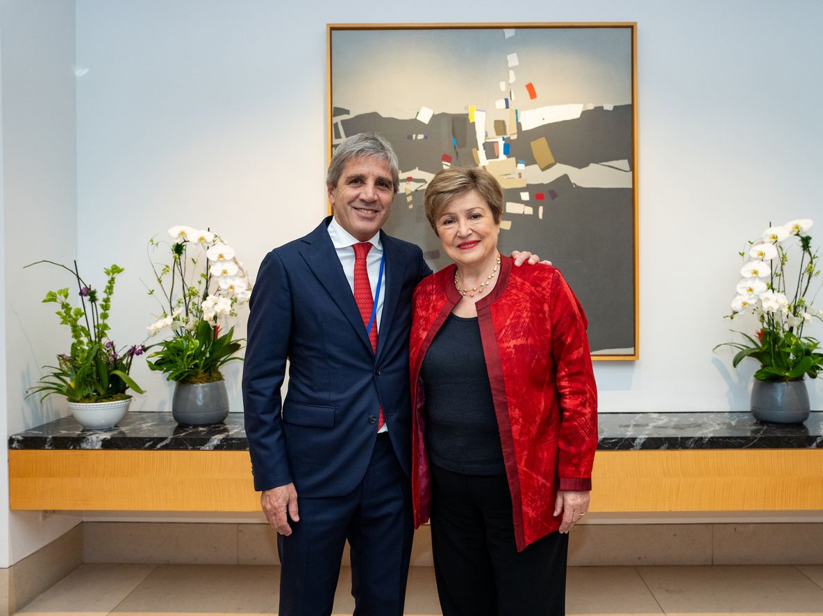 El ministro de Economía Luis Caputo junto a Kristalina Georgieva, titular del FMI. (foto archivo)