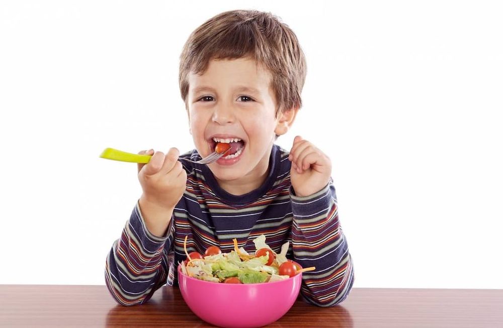 ¿Cómo lograr que los chicos tengan modales en la mesa?