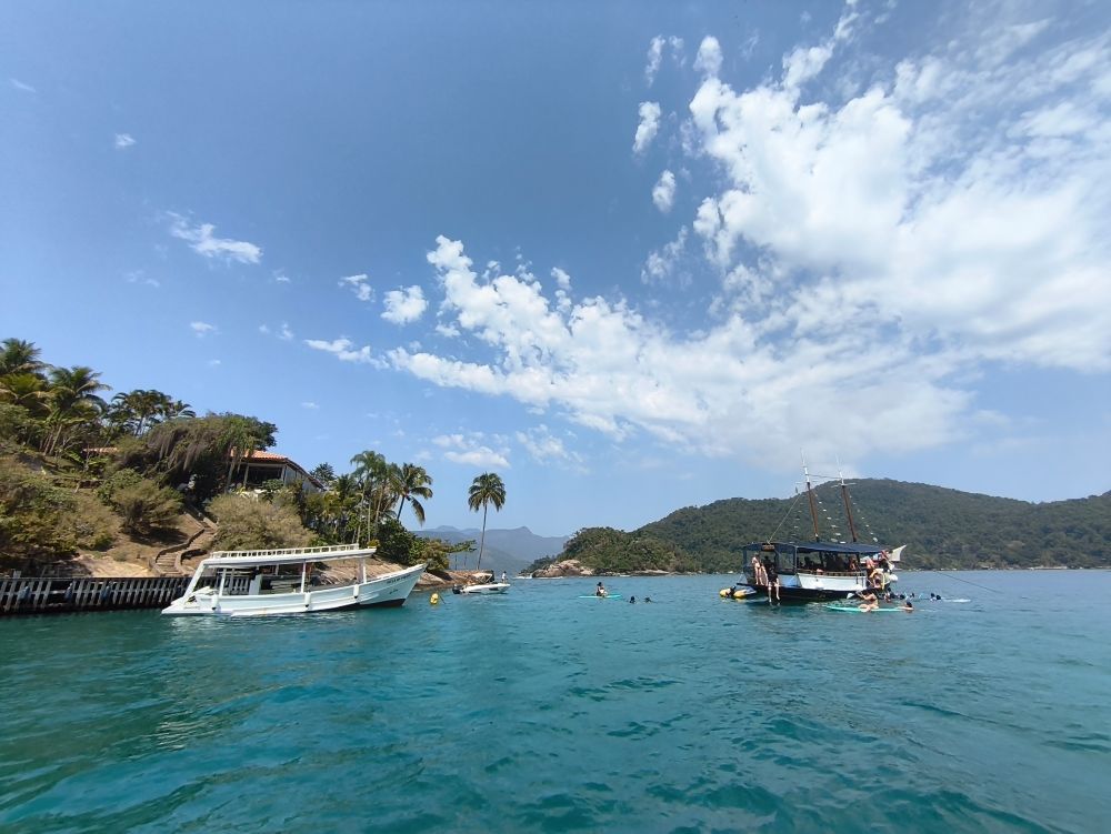 Paraty ofrece islas y playas cercanas como Isla de Cocos, Saco da Velha, Laguna Azul y Playa Enghenio. Además de las excursiones convencionales, se pueden contratar tours privados para hasta 10 personas, con destinos y tiempos de permanencia a elección.