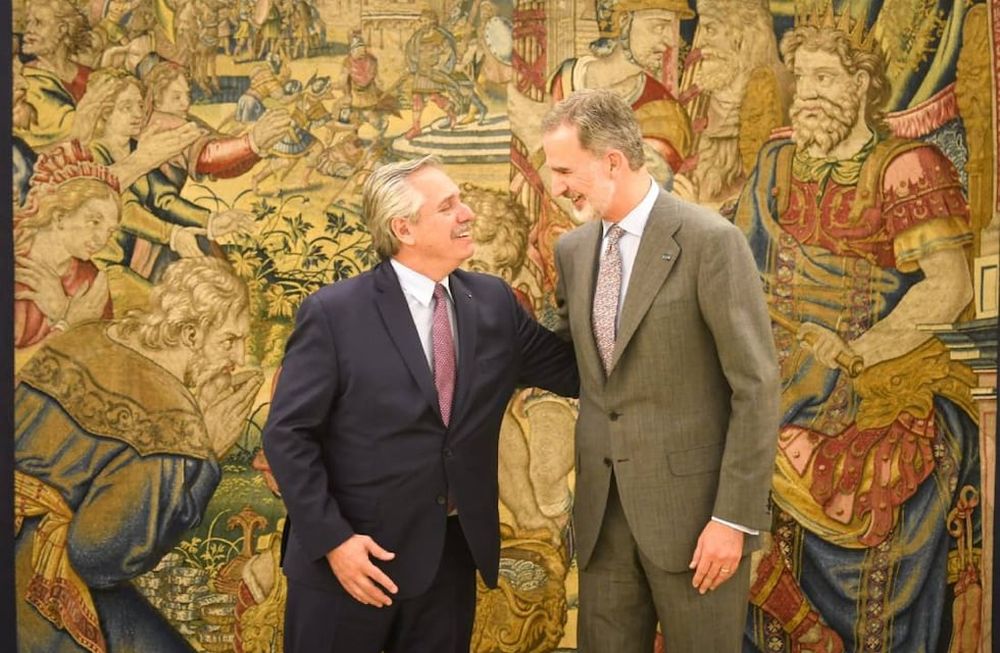 El presidente Alberto Fernández mantuvo este mediodía un encuentro, en el Palacio de La Zarzuela, con el Rey Felipe VI de España en el que analizaron la relación bilateral y las posibilidades de potenciar las inversiones y las exportaciones de la Argentina.