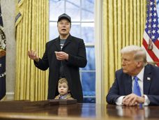 El empresario Elon Musk, con su hijo X y el presidente estadounidense Donald Trump. EFE/EPA/Aaron Schwartz / POOL