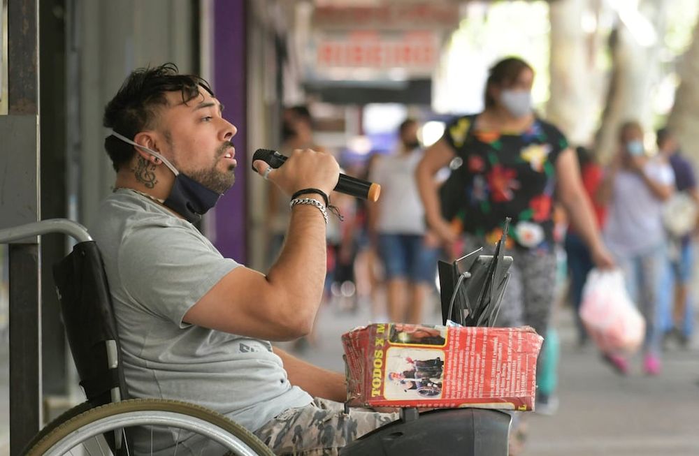 Manu Heredia, cantante callejero que quedo hemipléjico cuando lo asaltaron. Trabaja cantando en las calles para pagarse el viaje de rehabilitación en ChinaFoto: Orlando Pelichotti / Los Andes