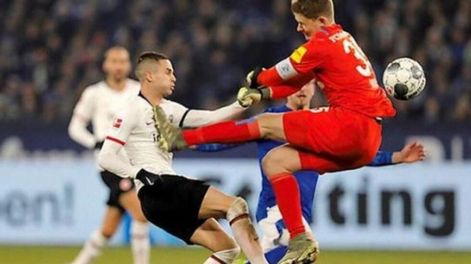 La brutal patada del arquero de Shalke a un jugador del Frankfurt