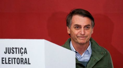 Locura por Bolsonaro tras emitir su voto en Río de Janeiro