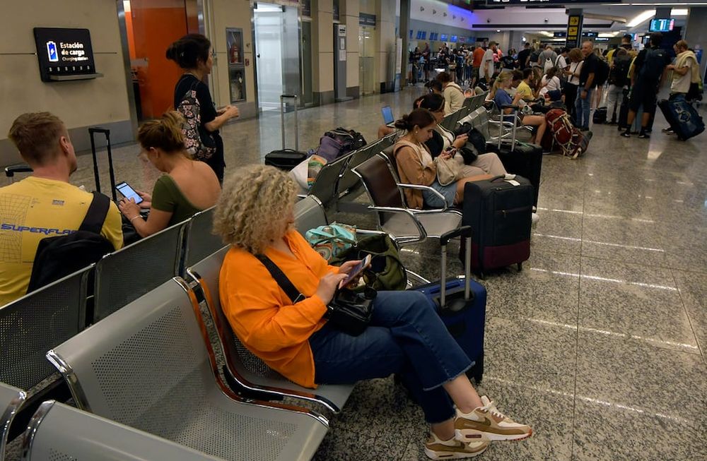 Conflicto en aeropuertos: decenas de vuelos cancelados en todo el país por el paro de los gremios aeronáuticos, que arrancó a las 0 de este miércoles y dura 24 horas tras el fracaso de las negociaciones paritarias. El aeropuerto Internacional Francisco Gabrielli de Mendoza, esta mañanaFoto: Orlando Pelichotti