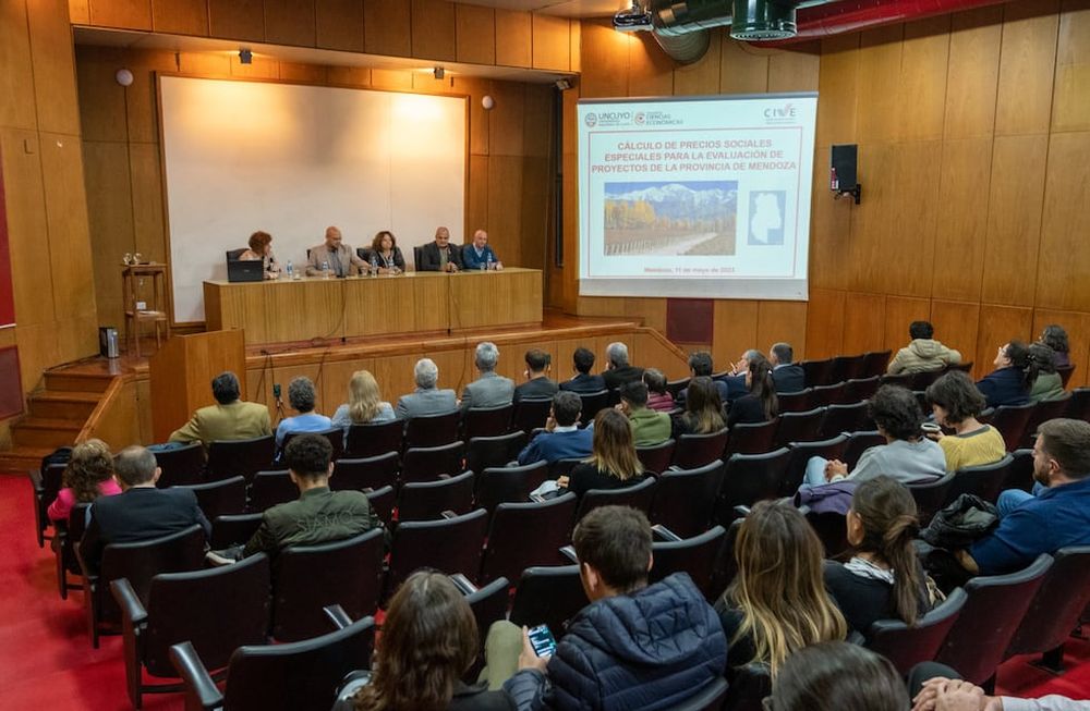 Investigadores de la Facultad de Ciencias Económicas, de la UNCuyo realizaron una estimación del costo real de dólar, el salario y el tiempo. Mendoza es la primera provincia argentina en contar con esta base de datos.Foto: Ignacio Blanco / Los Andes