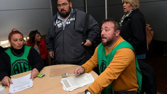 Paritarias ATE 2022Tras el paro de 96 horas que llevó adelante la Asociación de Trabajadores del Estado (ATE), el gobierno provincial convocó nuevamente a paritarias y le presentó una oferta salarial “totalmente superadora” para los empleados del Régimen 15 de Salud y el 5 de la Administración Central. El gremio la votó y aprobó la propuesta en el  plebiscito.Foto: Orlando Pelichotti / Los Andes