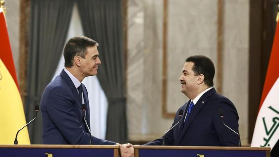 Pedro Sánchez y Mohamed Shia al-Sudani, presidente del Gobierno de España y primer ministro de Irak respectivamente, durante los saludos formales de la reunión que tuvo lugar en las últimas horas.
