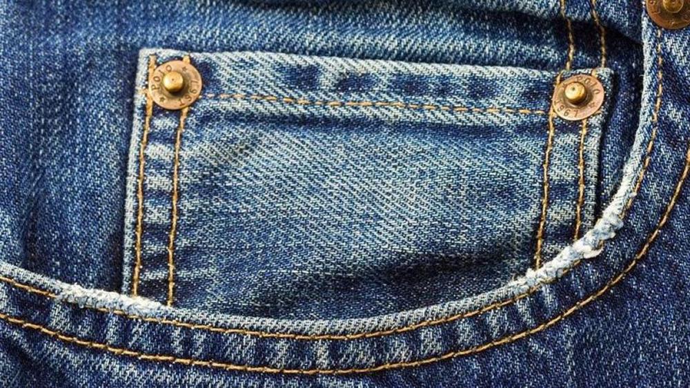 Una de esas curiosidades de la moda que nació fuera del hogar y hoy forma parte de la historia del jean.