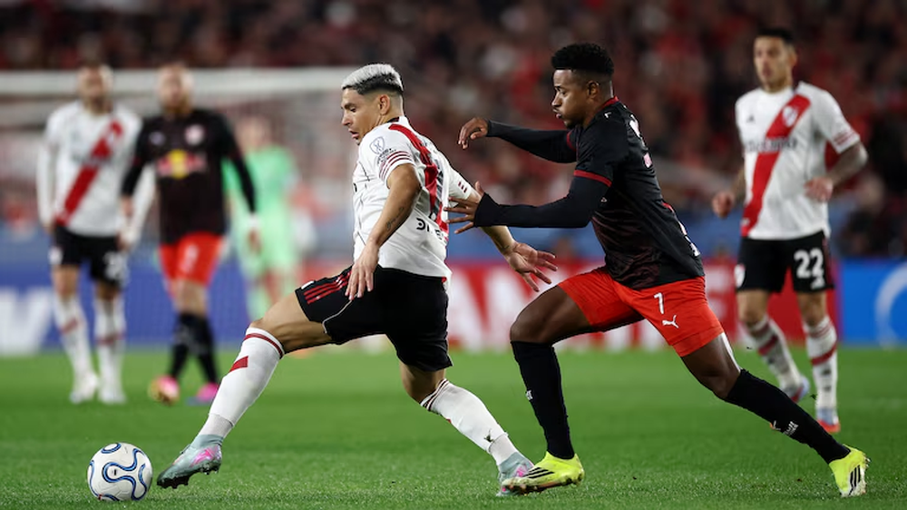 Maxi Salas, titular en el once inicial dispuesto por Eduardo Coudet para enfrentar a Bragantino en el estadio Monumental.