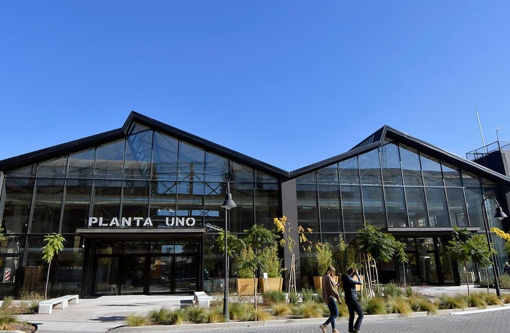 Esta semana abrió sus puertas Planta Uno, el mercado gastronómico y centro de compras ubicado a pocas cuadras de la plaza Godoy Cruz. Foto: Orlando Pelichotti / Los Andes