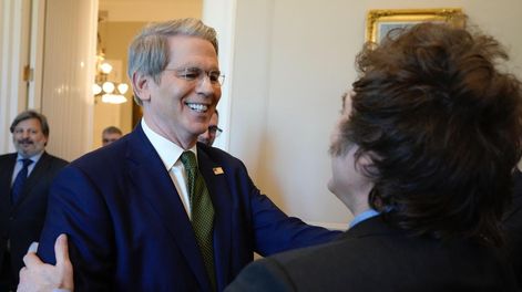 Fotografía cedida por la presidencia de Argentina del mandatario Javier Milei (d), saludando al secretario del Tesoro de EE.UU., Scott Bessent (i)