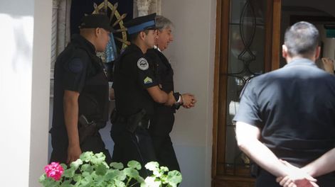 Los Andes | Walter Bento siendo trasladado por la policía Federal de Mendoza después de ser destituido como juez federal con competencia electoral; y el Tribunal Oral Federal II ordenó su detención. Foto: Ignacio Blanco / Los Andes