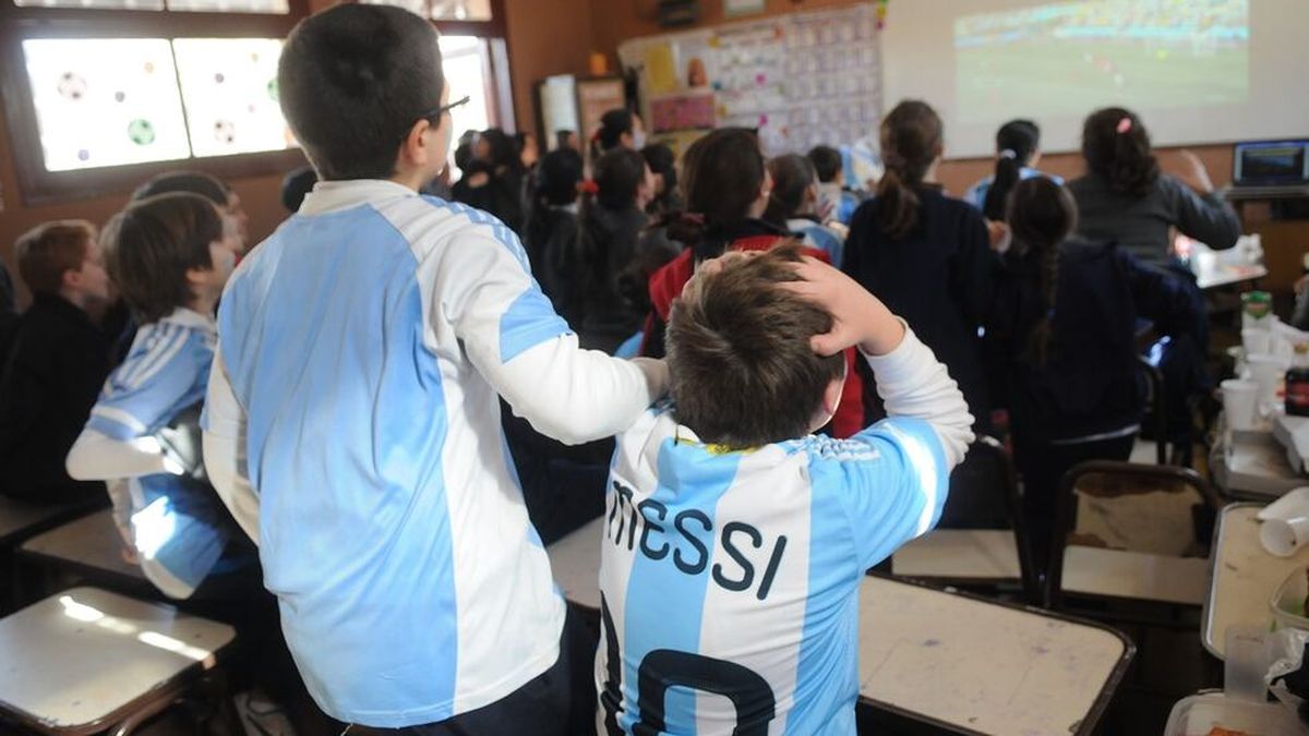 Mundial en las escuelas: la DGE autoriza ver los partidos de la Selección, pero le suma un plan pedagógico