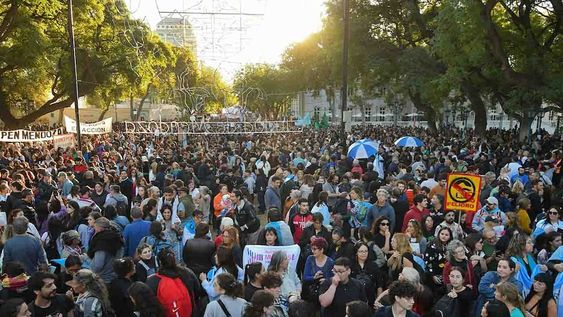 Más de 40 mil personas se movilizaron en Mendoza  en defensa a la educación pública y al no recorte de fondos para las universidades, una masiva movilización que empezó en la UNCuyo y finalizó en la plaza Independencia de Ciudad.Foto:José Gutierrez / Los Andes