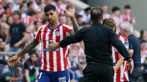 Cuti Romero es sustituido durante la victoria del Atlético de Madrid 2-1 sobre el Real Madrid.