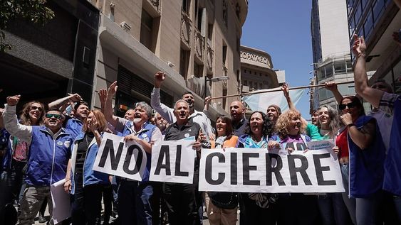Trabajadores y sindicalistas marcharon frente a la institución para repudiar los dichos de Javier Milei. Foto X Sergio Palazzo