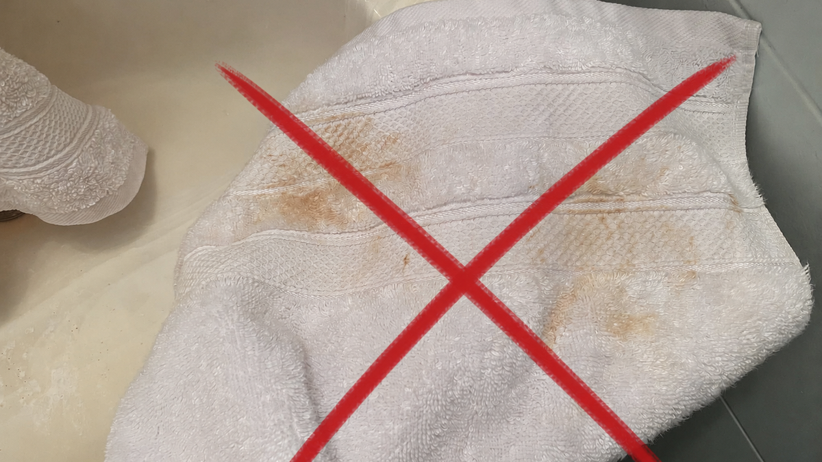 Añade 1 cucharada al agua de remojo y las toallas manchadas 